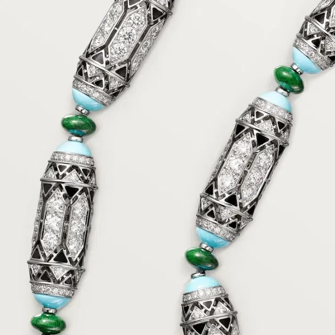 High Jewelry-ketting – Witgoud, chalcedoon, skarn, turkoois, zwarte lak, diamanten – Cartier