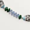 High Jewelry-ketting – Witgoud, chalcedoon, skarn, turkoois, zwarte lak, diamanten – Cartier