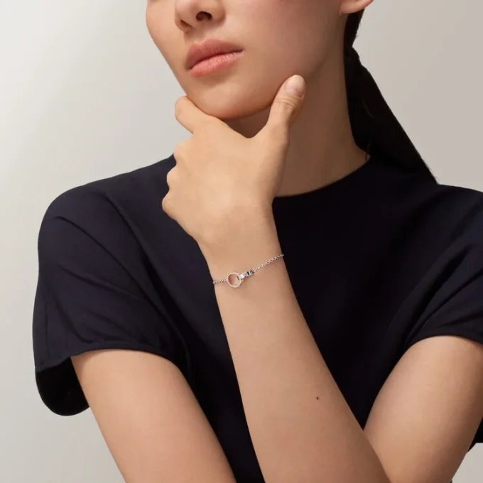 Love-armband, aan ketting