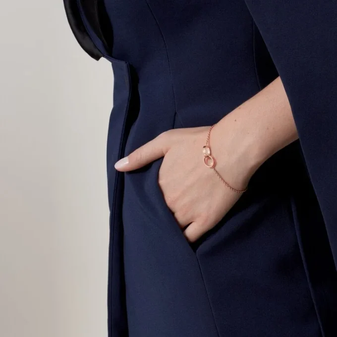 Love-armband, aan ketting