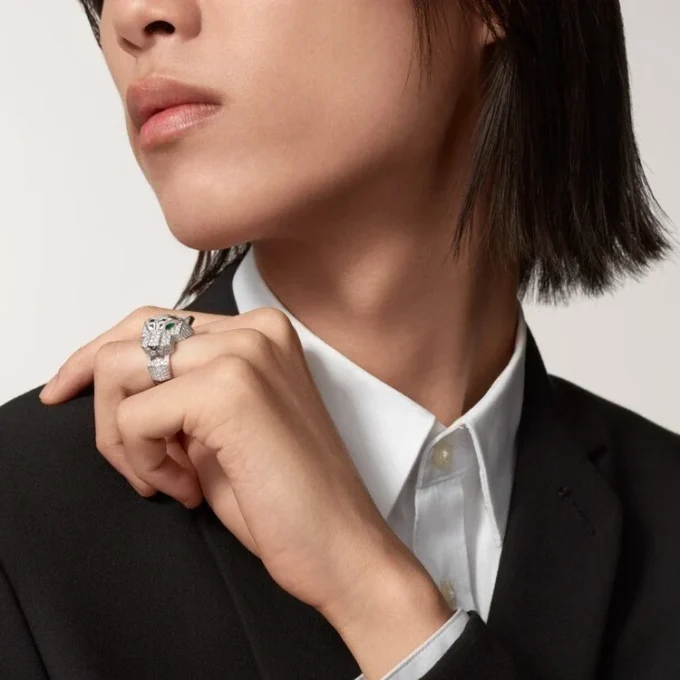 Panthere De Cartier-ring – witgoud, diamanten, smaragden, onyx – Cartier