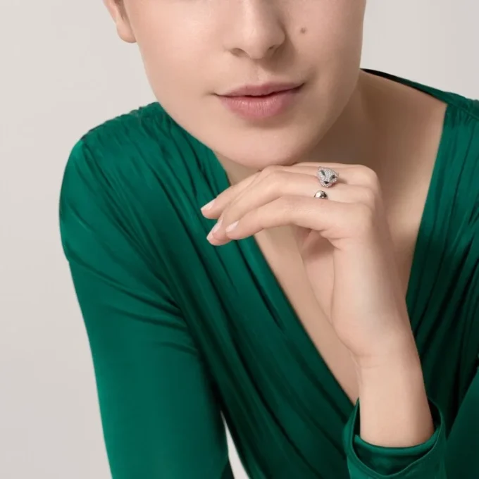 Panthere De Cartier-ring – witgoud, diamanten, smaragden, onyx – Cartier