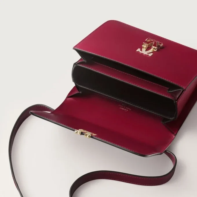 Schoudertas, Mini, Double C De Cartier – Kersenrood kalfsleer, goud en kersenrode emaille afwerking – Cartier