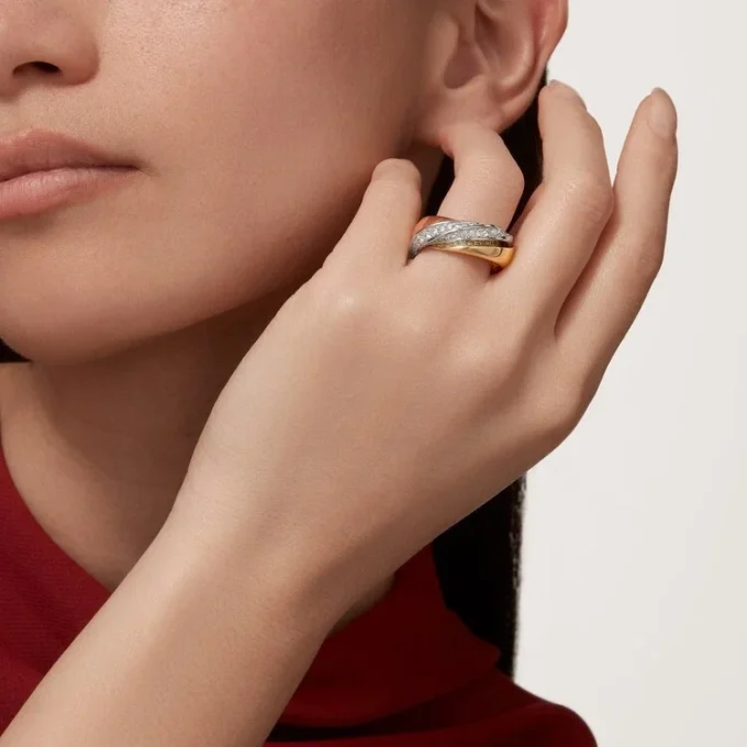 Trinity-ring, half bezet