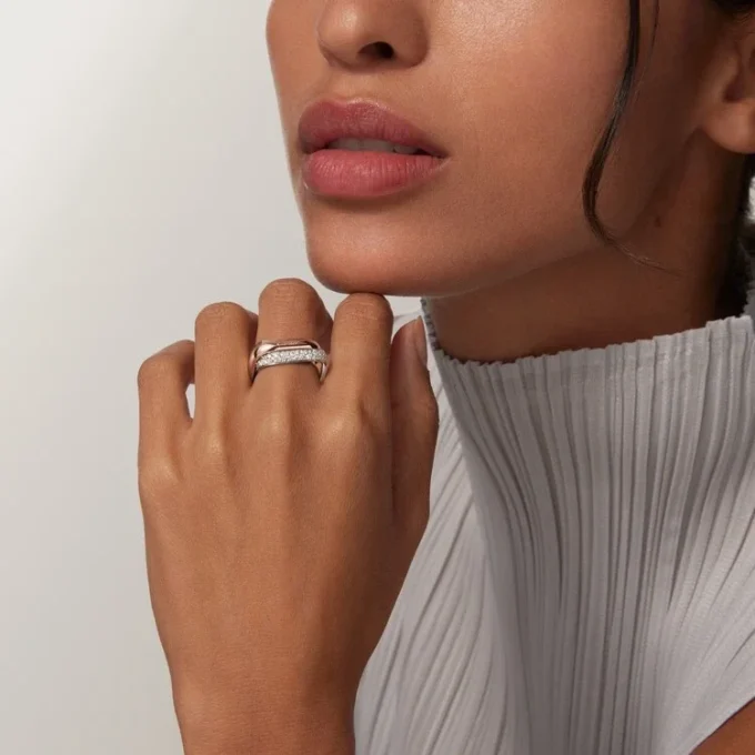 Trinity-ring, kussenvormig, middelgroot model, half bezet