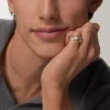 Trinity-ring, kussenvormig, middelgroot model, half bezet