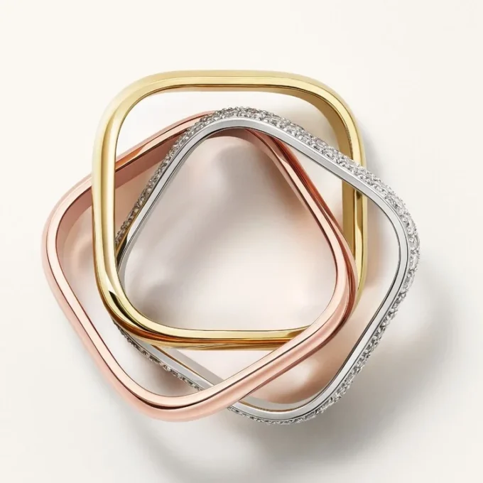 Trinity-ring, kussenvormig, middelgroot model, half bezet