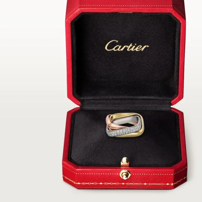 Trinity-ring, kussenvormig, middelgroot model, half bezet